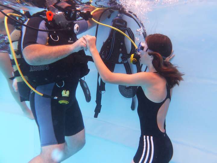 Taucher des Vereins mit Schülerin unter Wasser