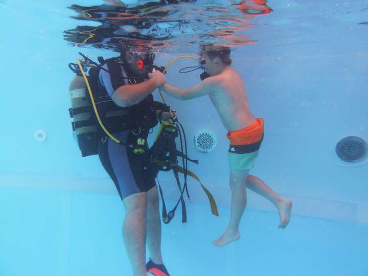 Taucher des Vereins mit Schüler unter Wasser