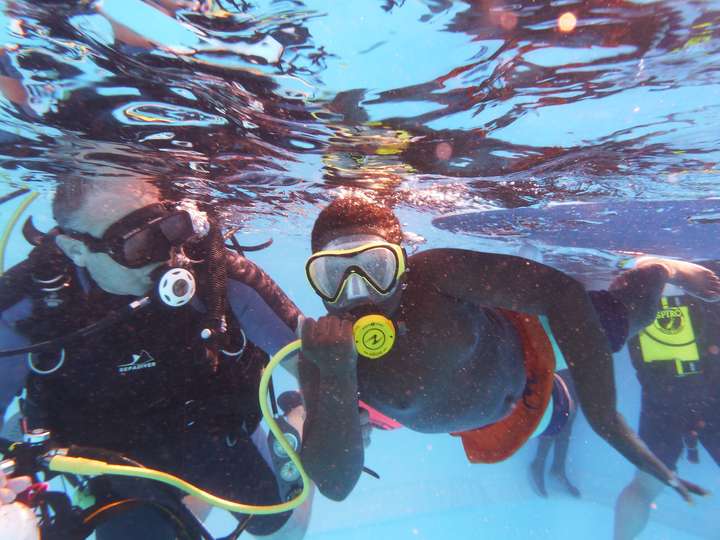 Taucher des Vereins mit Schüler unter Wasser